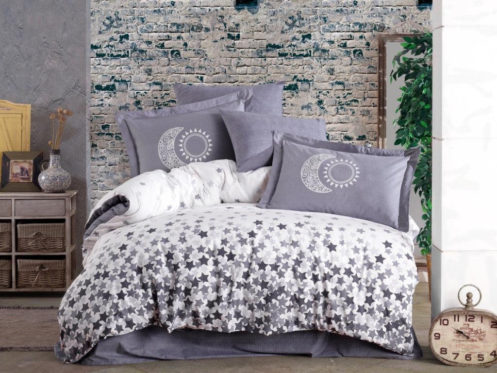 Set lenjerie de pat dublă Star's, Diverse culori, 240x260 cm - Gri - Alb | SKU: 113HBY2854 | Set lenjerie de pat dublă Star's, 240x260 cm, varianta Gri - Alb, produs pentru amenajarea locuinței, disponibil online în România la CasaMob
