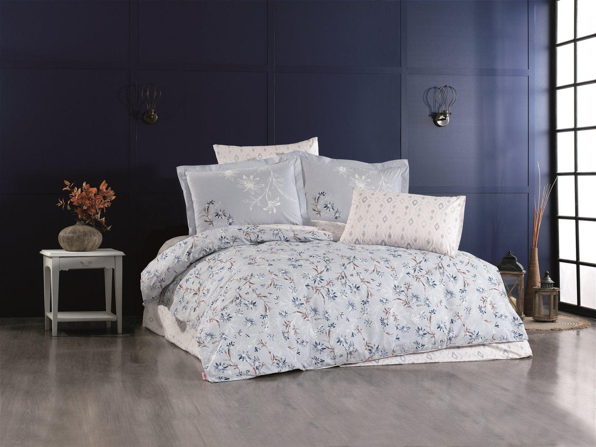 Set lenjerie de pat dublă Jardin, Diverse culori, 240x260 cm - Albastru închis - Crem | SKU: 113HBY4807 | Set lenjerie de pat dublă Jardin, 240x260 cm, varianta Albastru închis - Crem, produs pentru amenajarea locuinței, disponibil online în România la CasaMob