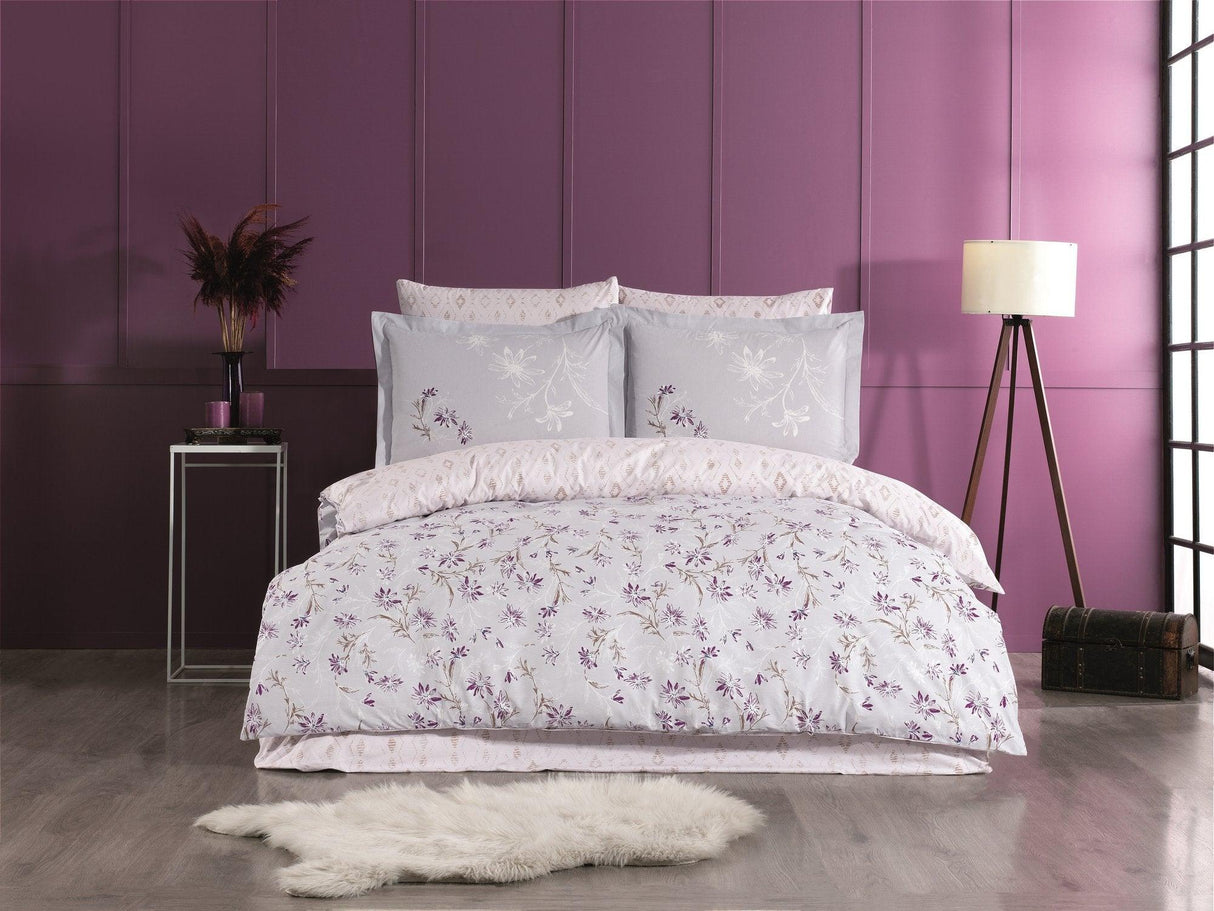 Set lenjerie de pat dublă Jardin, Diverse culori, 240x260 cm - Mov - Gri - Crem | SKU: 113HBY4808 | Set lenjerie de pat dublă Jardin, 240x260 cm, varianta Mov - Gri - Crem, produs pentru amenajarea locuinței, disponibil online în România la CasaMob