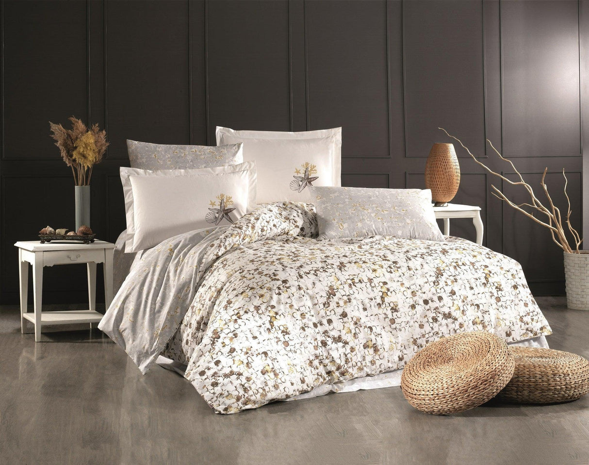Set lenjerie de pat dublă Frame, Diverse culori, 240x260 cm - Maro - Alb | SKU: 113HBY4851 | Set lenjerie de pat dublă Frame, 240x260 cm, varianta Maro - Alb, produs pentru amenajarea locuinței, disponibil online în România la CasaMob