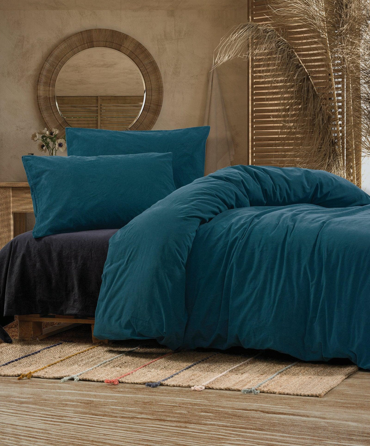 Set lenjerie de pat dublă Crash, Diverse culori, 240x260 cm - Albastru petrol - Negru | SKU: 129CTN6602 | Set lenjerie de pat dublă Crash, 240x260 cm, varianta Albastru petrol - Negru, produs pentru amenajarea locuinței, disponibil online în România la CasaMob