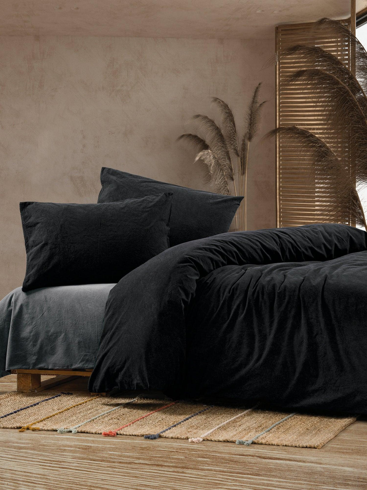 Set lenjerie de pat dublă Crash, Diverse culori, 240x260 cm - Negru | SKU: 129CTN6603 | Set lenjerie de pat dublă Crash, 240x260 cm, varianta Negru, produs pentru amenajarea locuinței, disponibil online în România la CasaMob