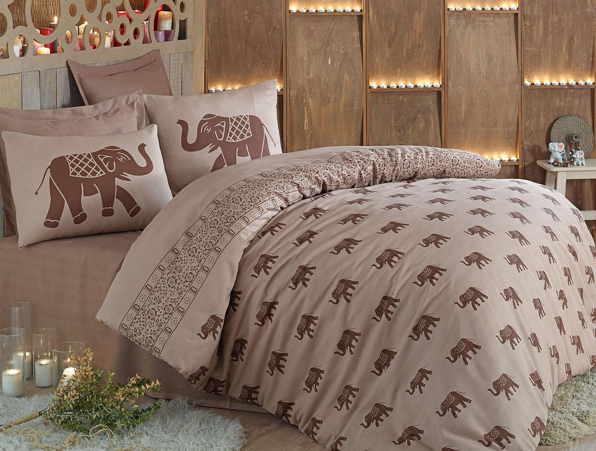 Set lenjerie de pat dublă Fil, Diverse culori, 220x240 cm - Maro - Maro deschis | SKU: 143EPJ1638 | Set lenjerie de pat dublă Fil, 220x240 cm, varianta Maro - Maro deschis, produs pentru amenajarea locuinței, disponibil online în România la CasaMob