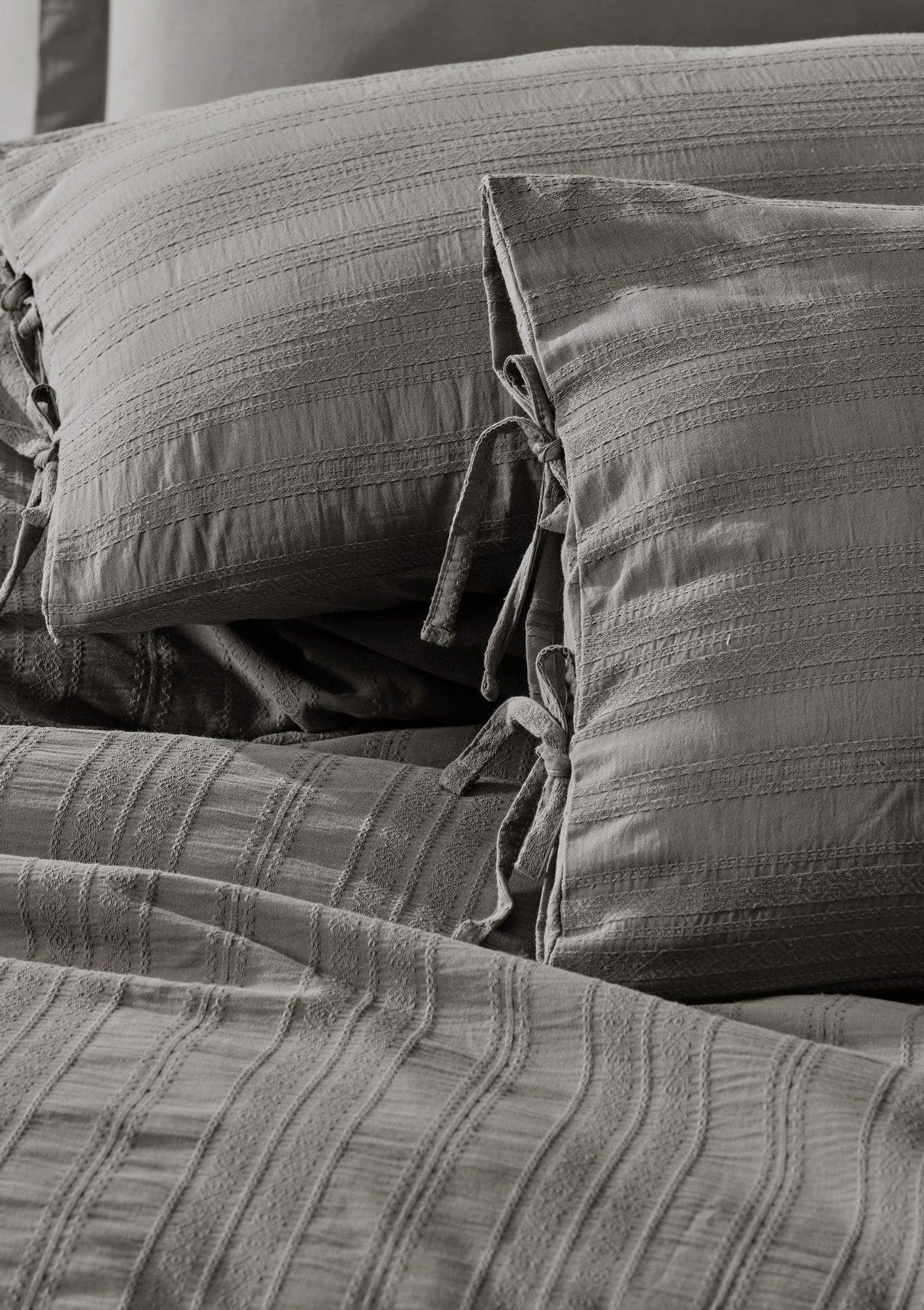 Set lenjerie de pat dublă Lucca, Diverse culori, 240x260 cm - Gri | SKU: 157SHS6442 | Set lenjerie de pat dublă Lucca, 240x260 cm, varianta Gri, produs pentru amenajarea locuinței, disponibil online în România la CasaMob