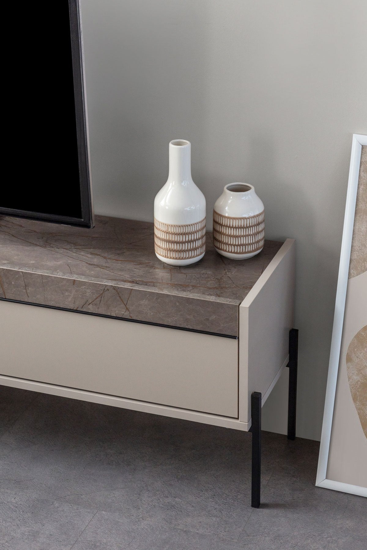 Comodă TV Beskar, Sandstone - Negru, 177x33x47 cm