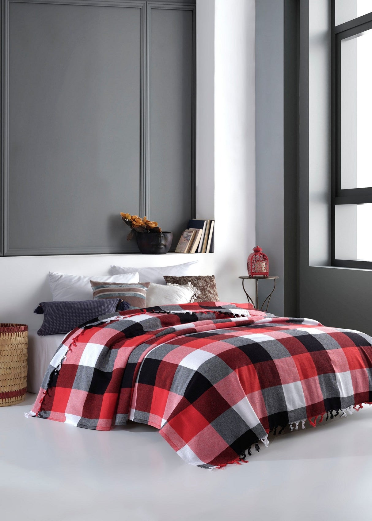 Cuvertură Linda, Diverse culori, 200x220 cm - Roșu - Negru - Alb | SKU: 315CFB2256 | Cuvertură Linda, 200x220 cm, varianta Roșu - Negru - Alb, produs pentru amenajarea locuinței, disponibil online în România la CasaMob