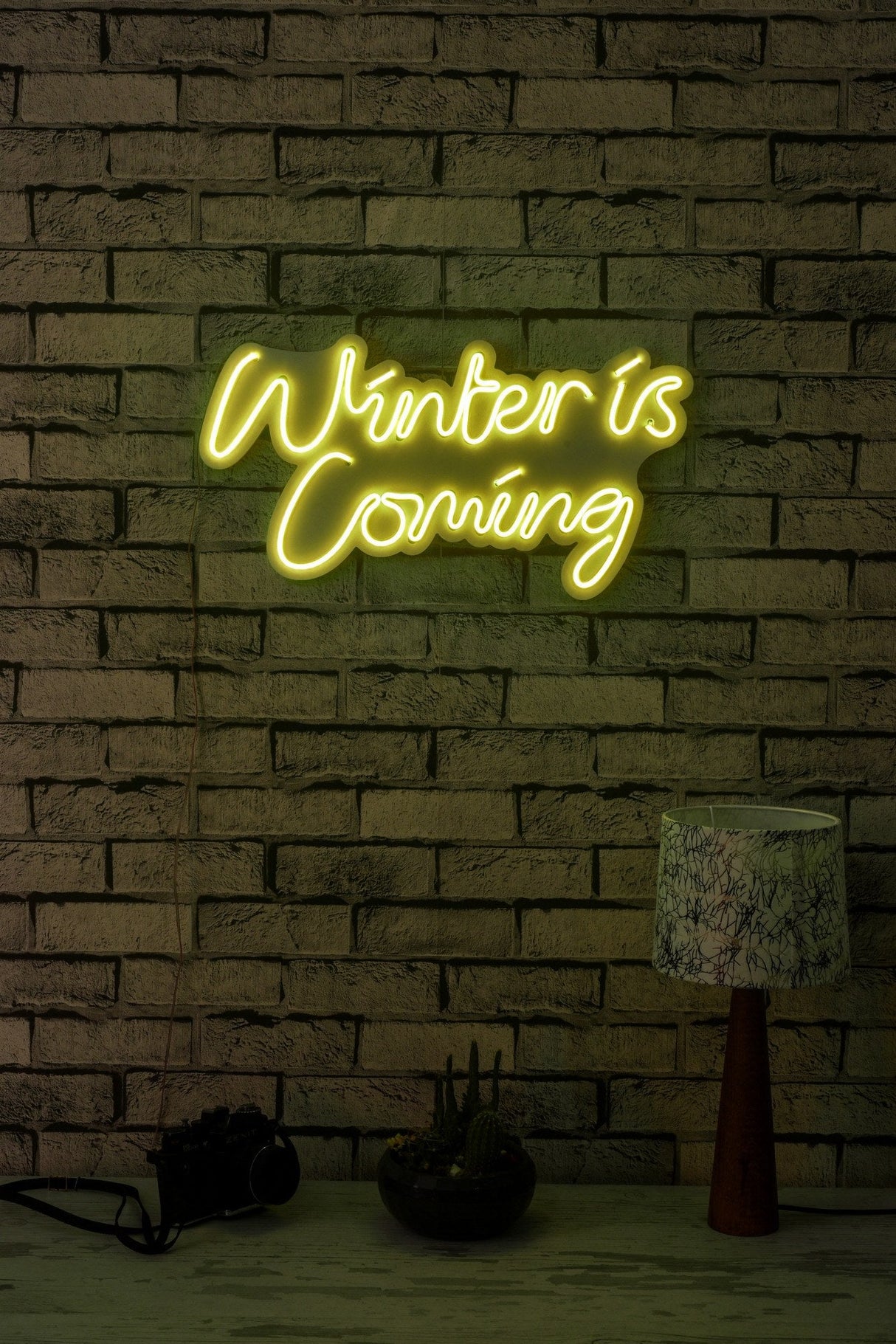 Lampă neon Winter is Coming, Diverse culori, 52x28x2 cm - Galben | SKU: 395NGR2099 | Lampă neon Winter is Coming, 52x28x2 cm, varianta Galben, produs pentru amenajarea locuinței, disponibil online în România la CasaMob