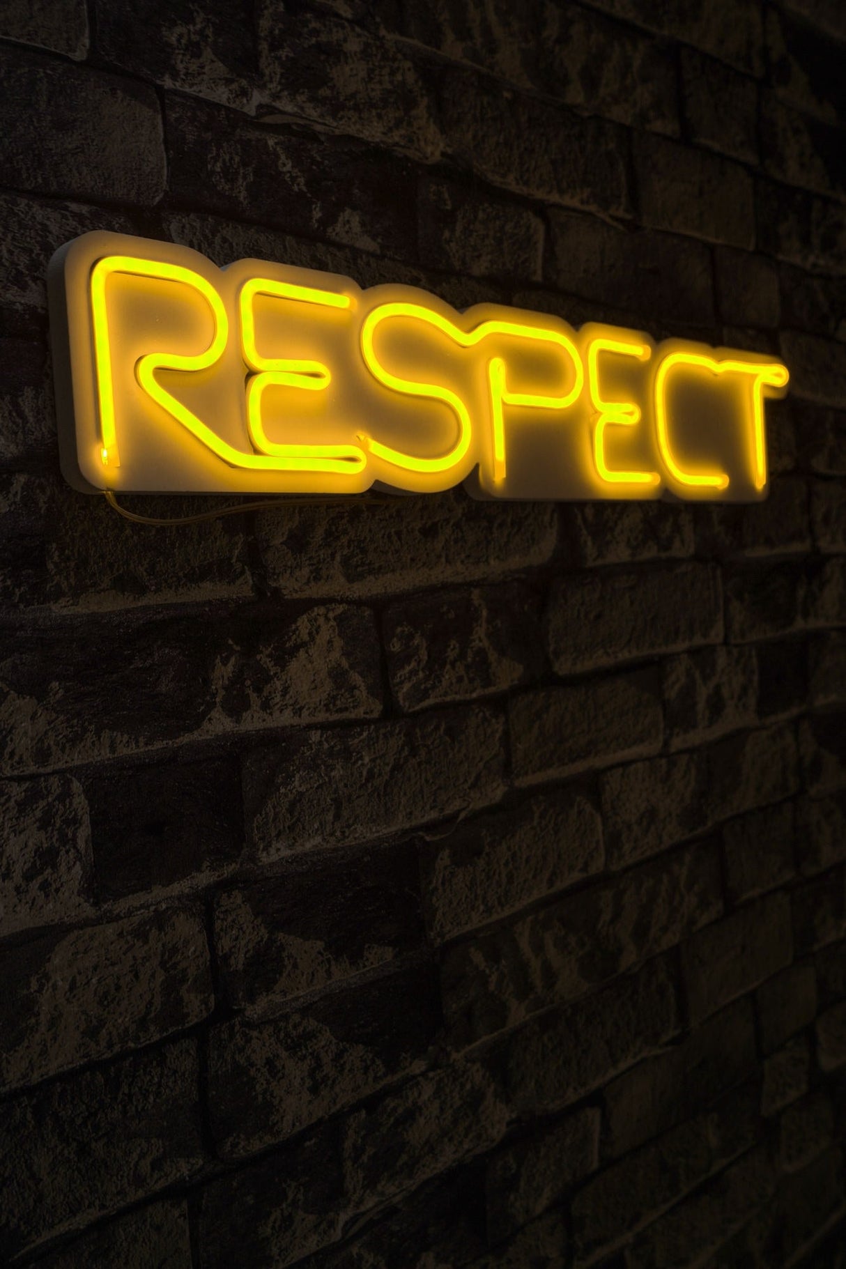 Lampă neon Respect, Diverse culori, 11x57x2 cm - Galben | SKU: 395NGR2142 | Lampă neon Respect, 11x57x2 cm, varianta Galben, produs pentru amenajarea locuinței, disponibil online în România la CasaMob
