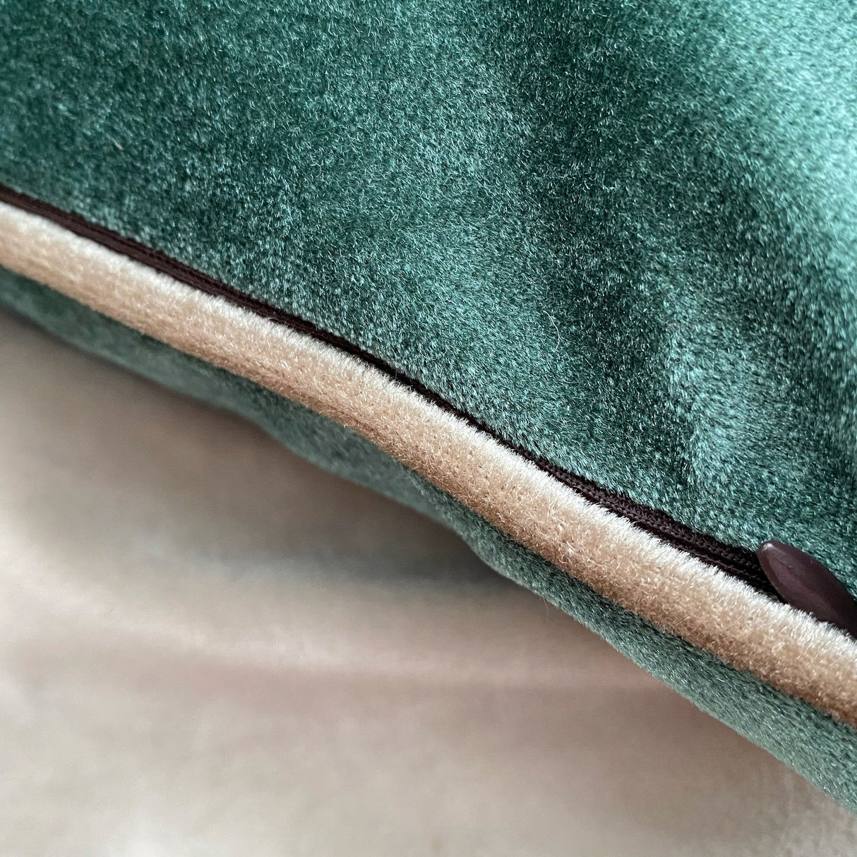 Pernă decorativă Azury Velvet Pillow With İnsert, Sea green - Gri deschis, 43x43 cm