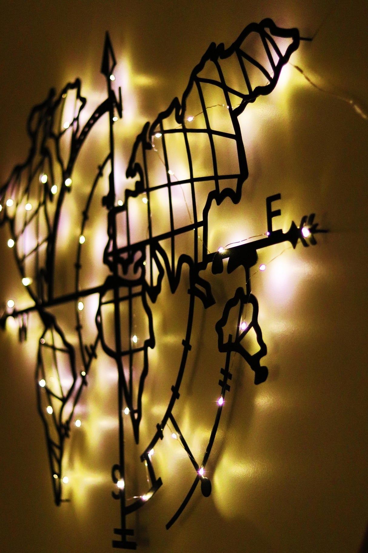 Decorațiune de perete din metal World Map Compass Led, Negru, 65x95x0 cm