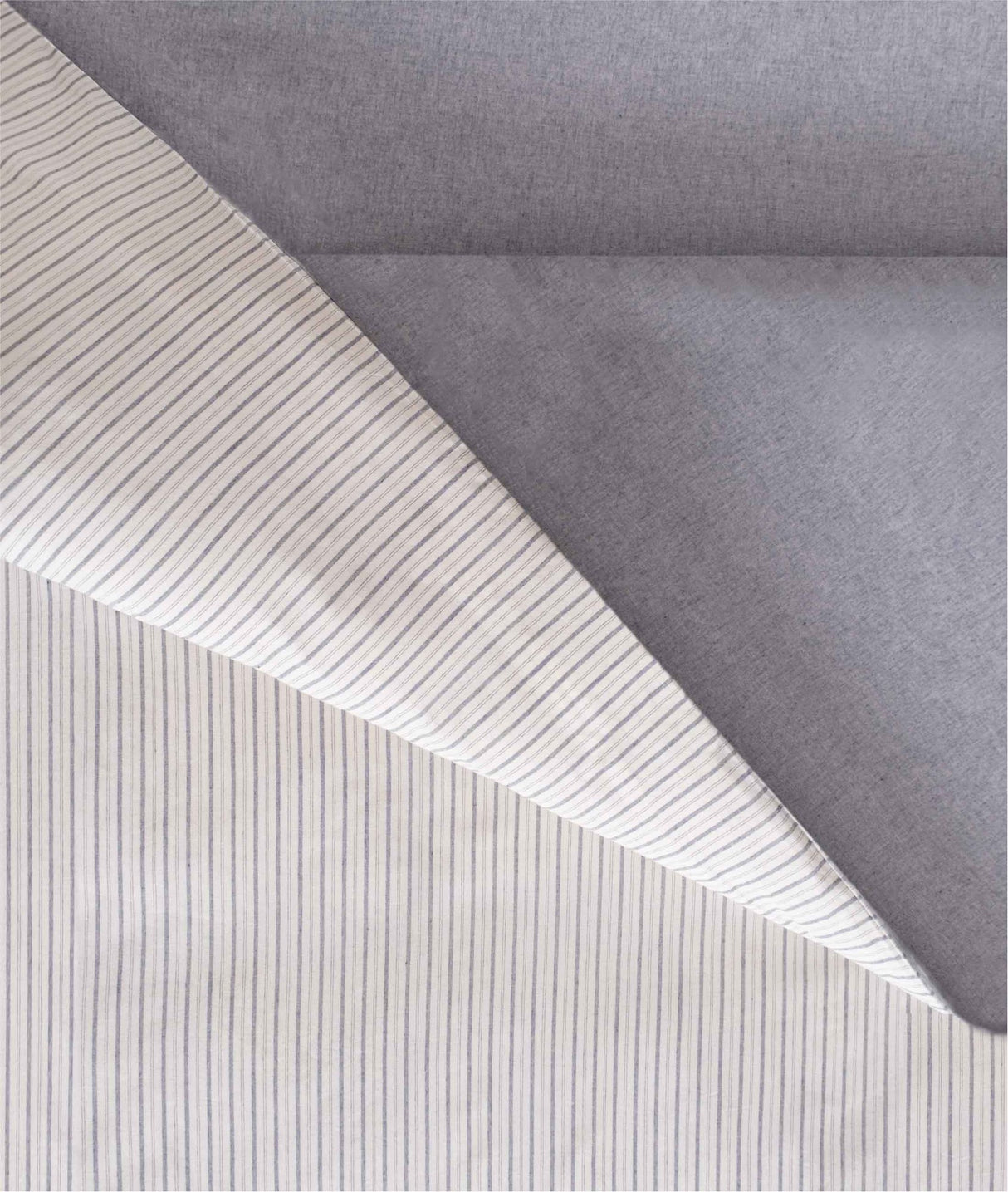 Set lenjerie de pat dublă Viento, Diverse culori, 200x220 cm - Albastru - Ecru | SKU: 962ELT2104 | Set lenjerie de pat dublă Viento, 200x220 cm, varianta Albastru - Ecru, produs pentru amenajarea locuinței, disponibil online în România la CasaMob