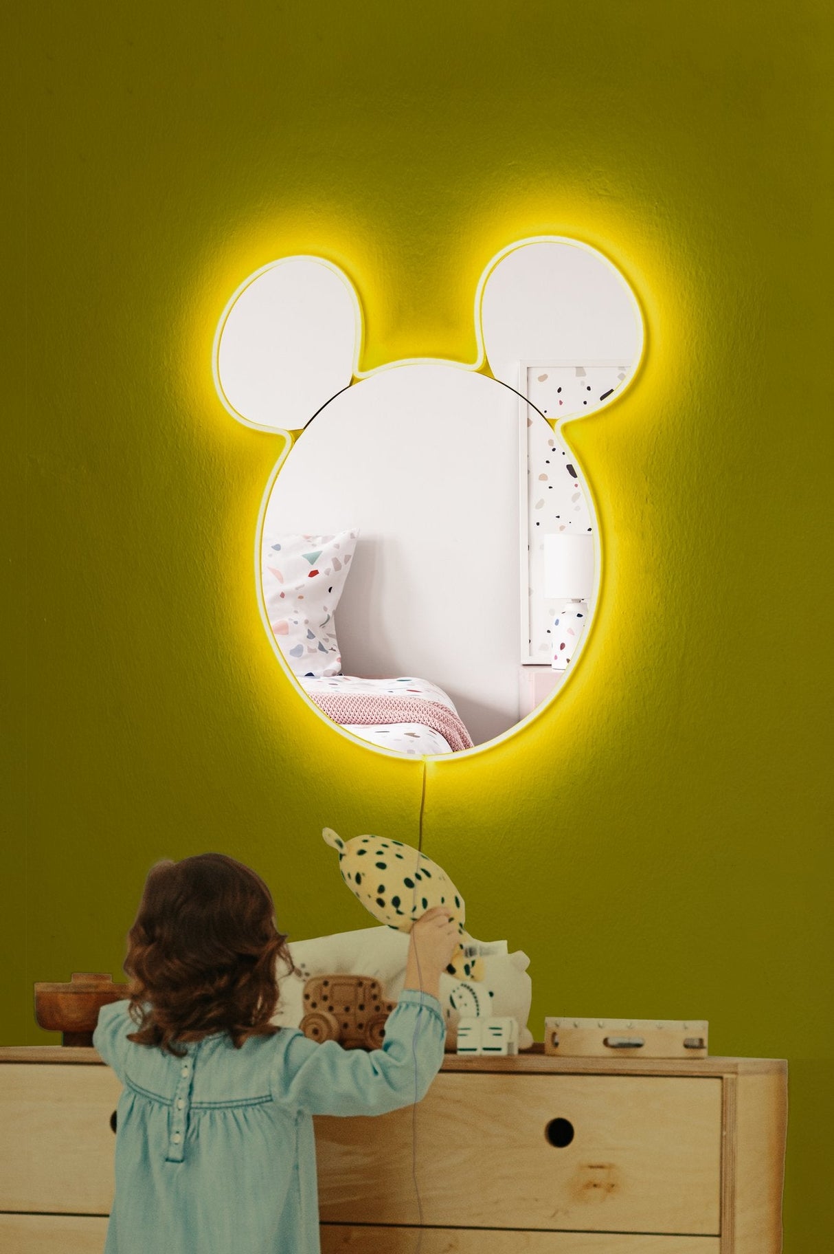 Oglinda decorativa Mickey Mirrorland, roz - alb - galben, 53x50 cm - Yellow