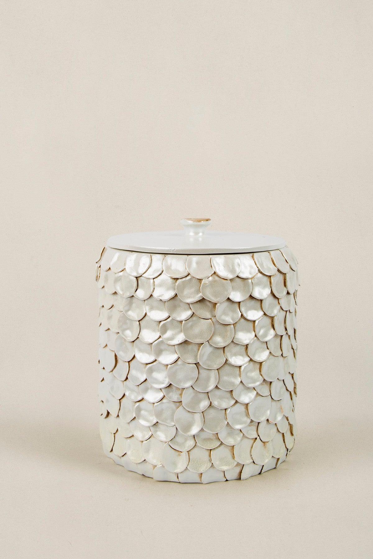 Set de Baie Lux Lindy, Dozator de sapun, Perie, Suport de periuta de dinti, Sapuniera, Coș de Gunoi, Crem, 20.5x20.5x23 cm
