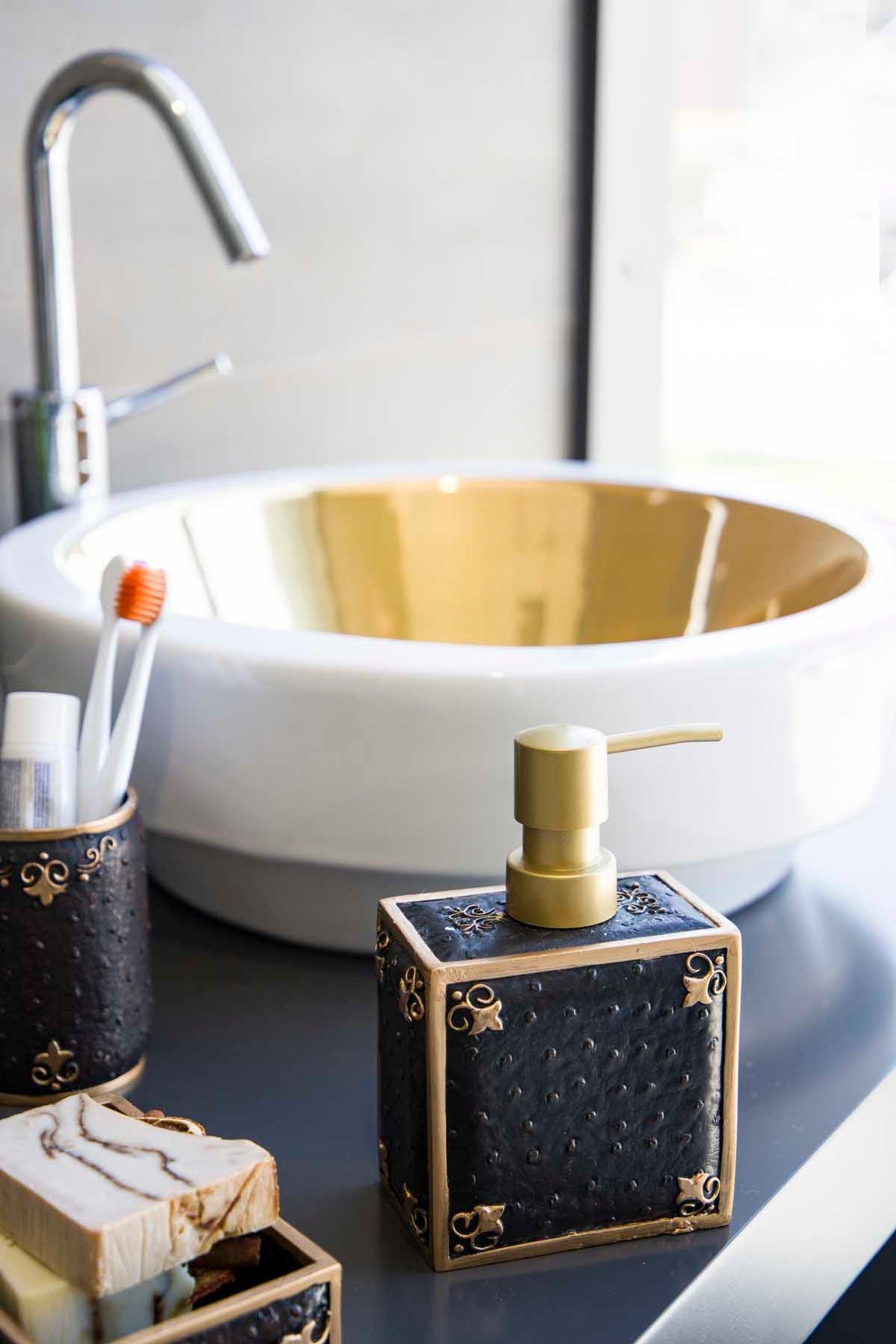 Set de Baie Lux Luxton, Dozator de sapun, Perie, Suport de periuta de dinti, Sapuniera, Negru, 8x81x10 cm