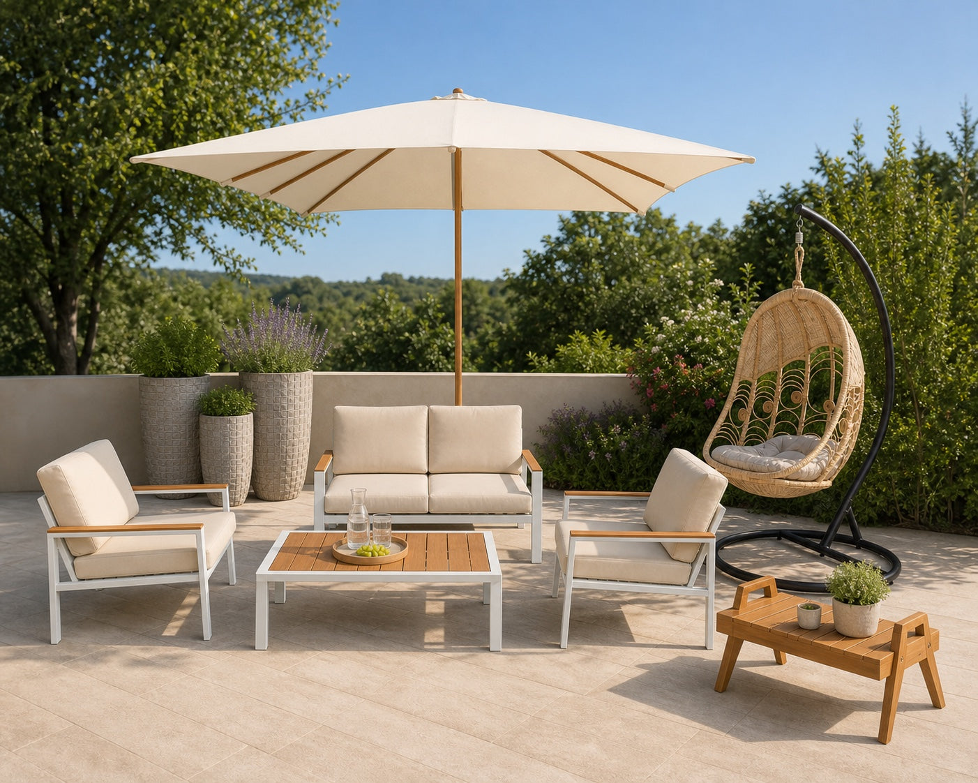 Terasă amenajată cu set lounge, balansoar, măsuță, umbrelă și jardiniere CasaMob