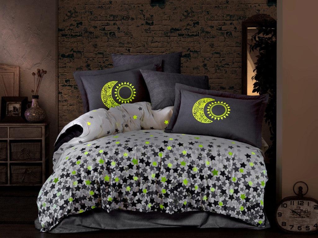 Set lenjerie de pat dublă Star's, Diverse culori, 240x260 cm - Gri - Alb | SKU: 113HBY2854 | Set lenjerie de pat dublă Star's, 240x260 cm, varianta Gri - Alb, produs pentru amenajarea locuinței, disponibil online în România la CasaMob