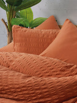 Set lenjerie de pat dublă Crepe, Diverse culori, 200x220 cm - Roșu cărămiziu | SKU: 129CTN2863 | Set lenjerie de pat dublă Crepe, 200x220 cm, varianta Roșu cărămiziu, produs pentru amenajarea locuinței, disponibil online în România la CasaMob