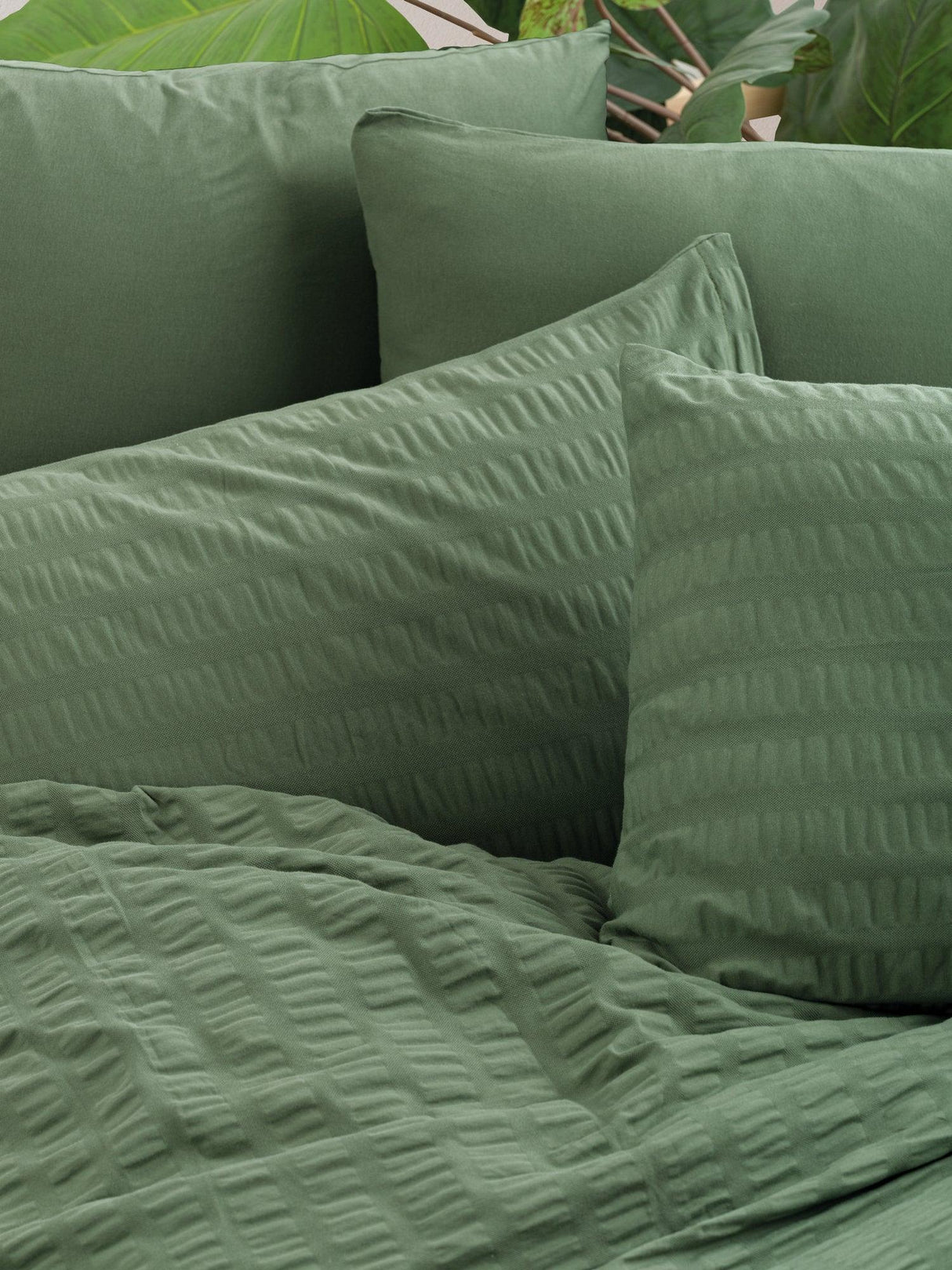 Set lenjerie de pat dublă Crepe, Diverse culori, 200x220 cm - Verde | SKU: 129CTN2865 | Set lenjerie de pat dublă Crepe, 200x220 cm, varianta Verde, produs pentru amenajarea locuinței, disponibil online în România la CasaMob