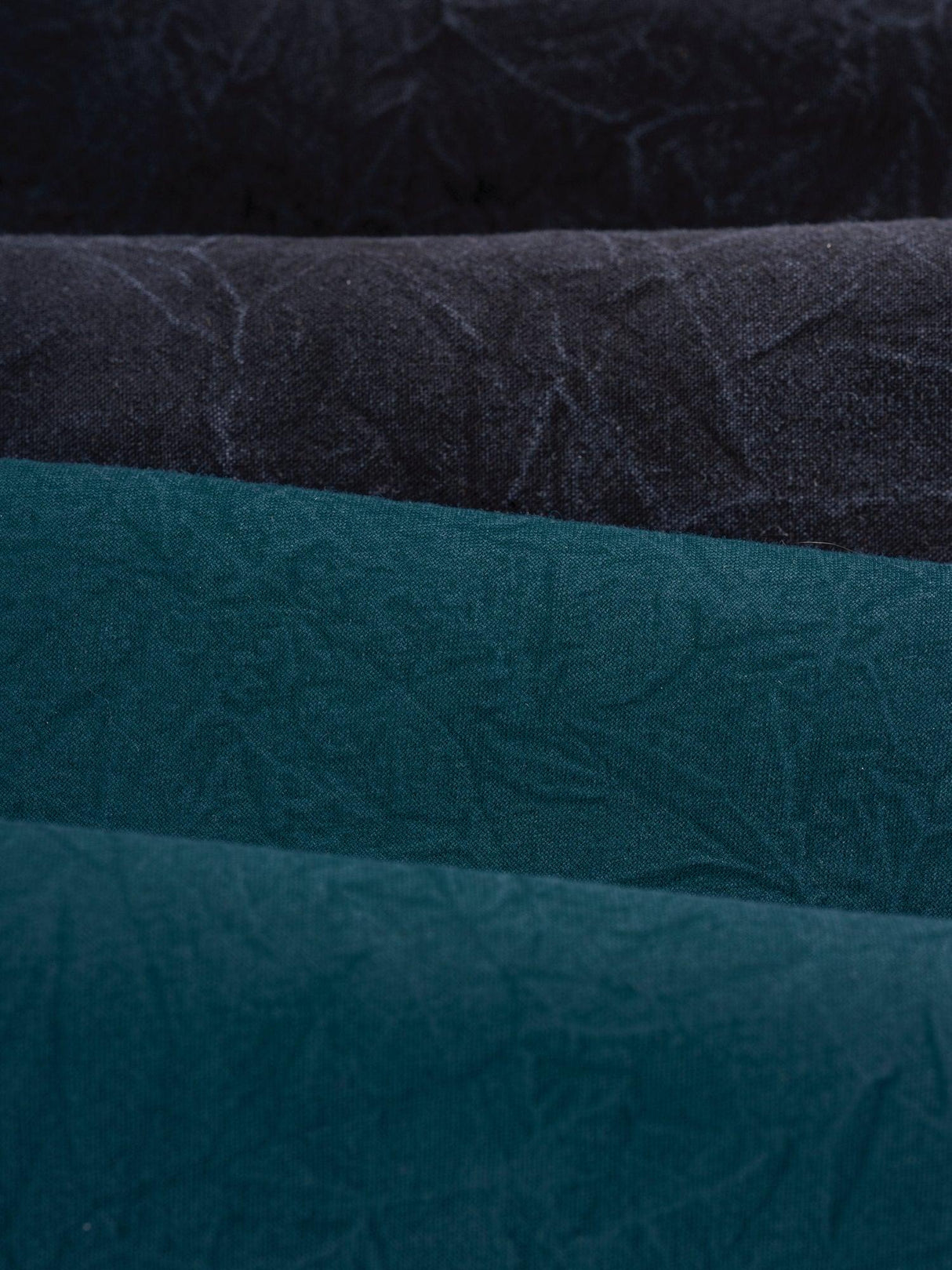 Set lenjerie de pat dublă Crash, Diverse culori, 240x260 cm - Albastru petrol - Negru | SKU: 129CTN6602 | Set lenjerie de pat dublă Crash, 240x260 cm, varianta Albastru petrol - Negru, produs pentru amenajarea locuinței, disponibil online în România la CasaMob