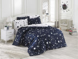 Set Lenjerie Halley, Diverse culori, Diverse dimensiuni - Albastru închis - Alb - 160x240 cm | SKU: 143EPJ1757 | Set Lenjerie Halley, varianta Albastru închis - Alb - 160x240 cm, produs pentru amenajarea locuinței, disponibil online în România la CasaMob