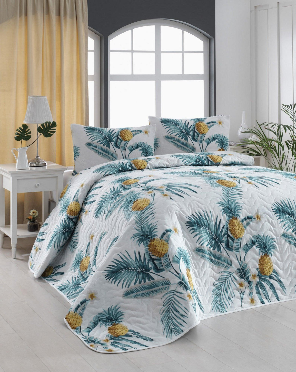 Set Lenjerie Custom Ananas, Alb - Verde - Galben, Diverse configurații, Diverse dimensiuni - 200x220 cm - 3 bucăți | SKU: 143EPJ7509 | Set Lenjerie Custom Ananas, Alb - Verde - Galben, varianta 200x220 cm - 3 bucăți, produs pentru amenajarea locuinței, disponibil online în România la CasaMob
