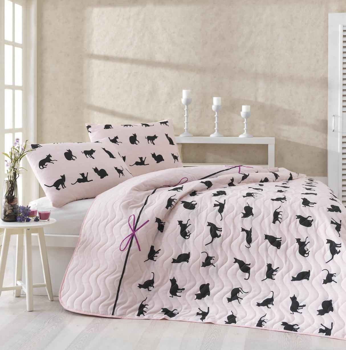 Set Lenjerie Cats, Pudră - Negru - Fucsia, Diverse dimensiuni - 200x220 cm | SKU: 143EPJ9493 | Set Lenjerie Cats, Pudră - Negru - Fucsia, varianta 200x220 cm, produs pentru amenajarea locuinței, disponibil online în România la CasaMob