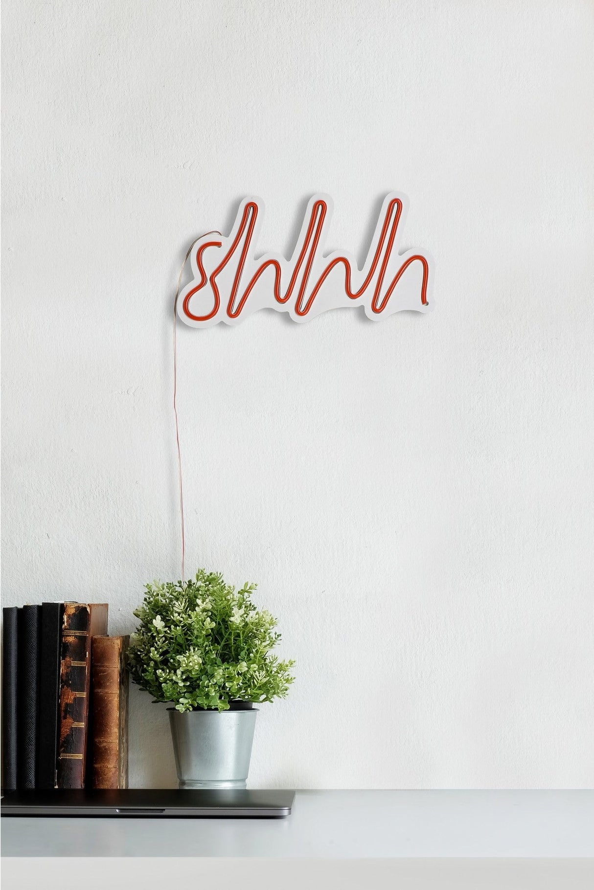 Lampă neon Shhh, Diverse culori, 34x17x2 cm - Roșu | SKU: 395NGR1723 | Lampă neon Shhh, 34x17x2 cm, varianta Roșu, produs pentru amenajarea locuinței, disponibil online în România la CasaMob