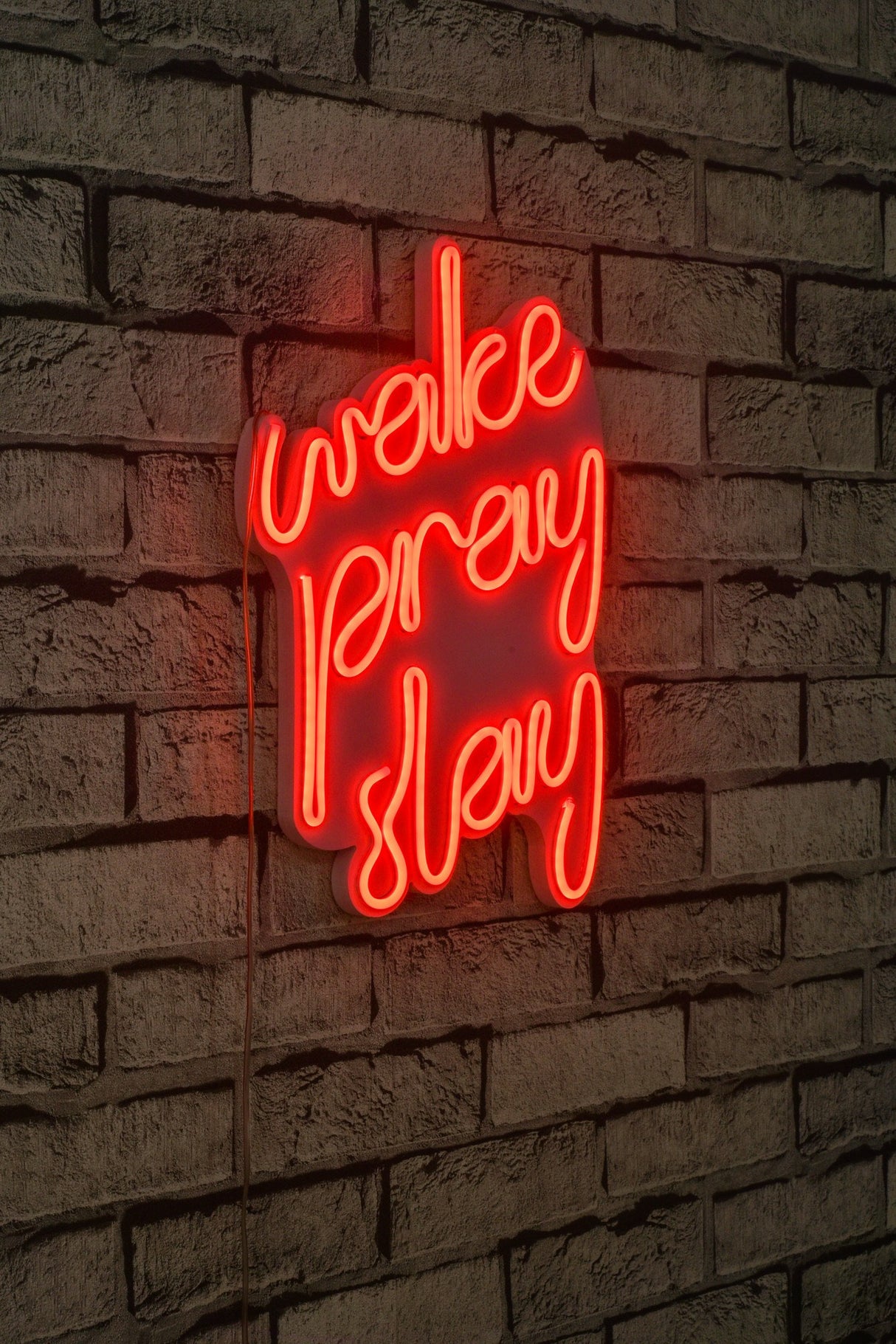 Lampă neon Wake Pray Slay, Diverse culori, 26x38x2 cm - Roșu | SKU: 395NGR1747 | Lampă neon Wake Pray Slay, 26x38x2 cm, varianta Roșu, produs pentru amenajarea locuinței, disponibil online în România la CasaMob
