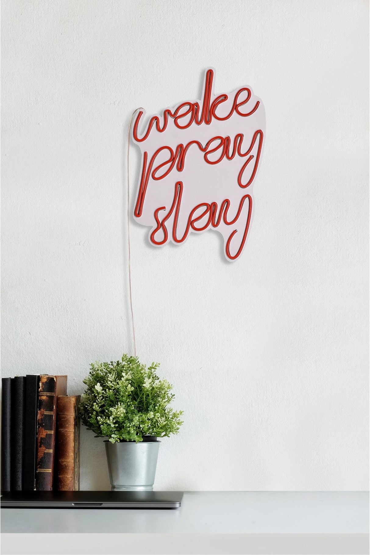 Lampă neon Wake Pray Slay, Diverse culori, 26x38x2 cm - Roșu | SKU: 395NGR1747 | Lampă neon Wake Pray Slay, 26x38x2 cm, varianta Roșu, produs pentru amenajarea locuinței, disponibil online în România la CasaMob