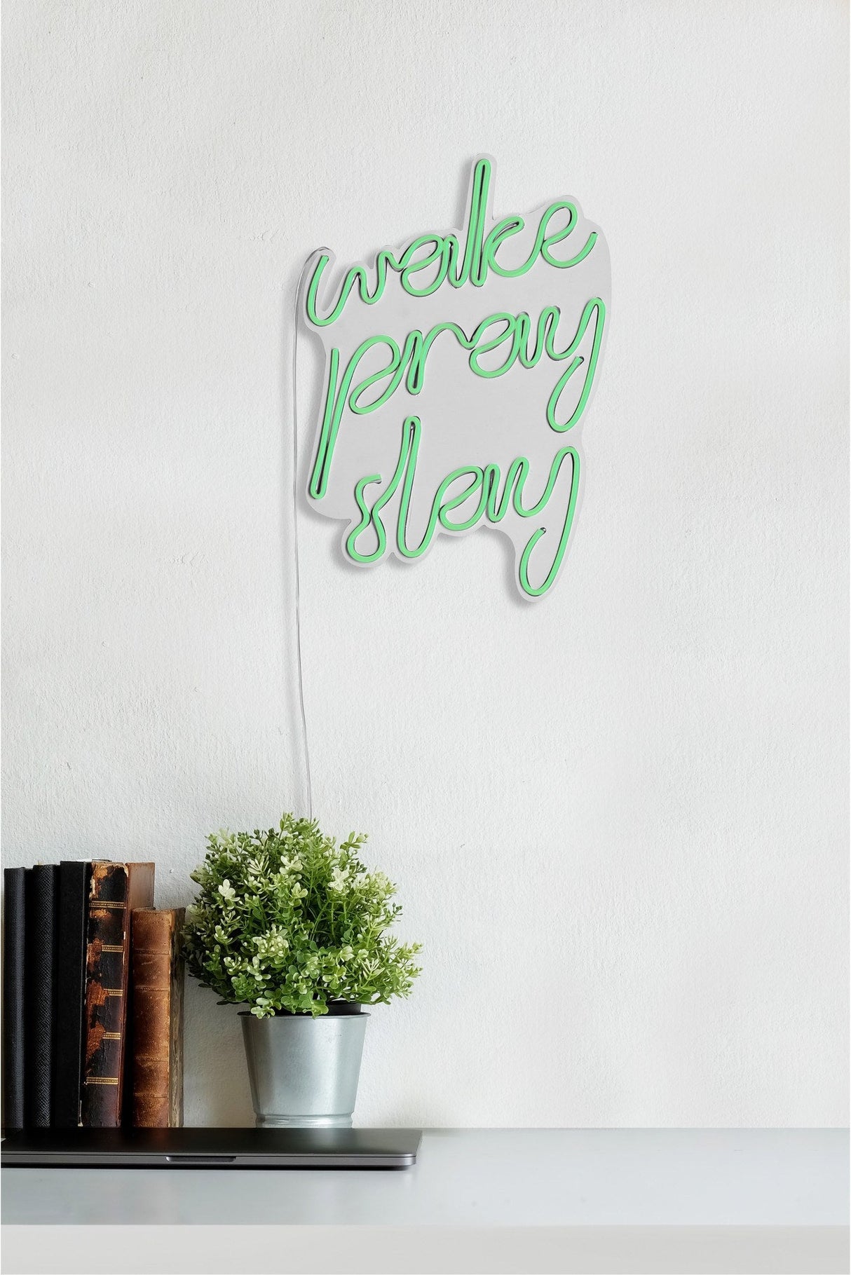 Lampă neon Wake Pray Slay, Diverse culori, 26x38x2 cm - Verde | SKU: 395NGR1749 | Lampă neon Wake Pray Slay, 26x38x2 cm, varianta Verde, produs pentru amenajarea locuinței, disponibil online în România la CasaMob