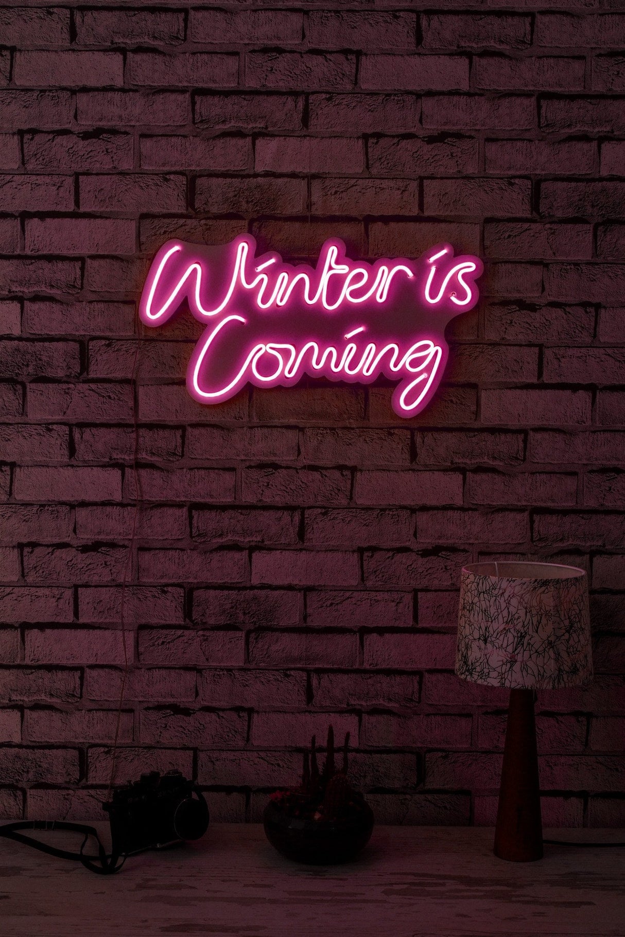 Lampă neon Winter is Coming, Diverse culori, 52x28x2 cm - Roz | SKU: 395NGR2101 | Lampă neon Winter is Coming, 52x28x2 cm, varianta Roz, produs pentru amenajarea locuinței, disponibil online în România la CasaMob
