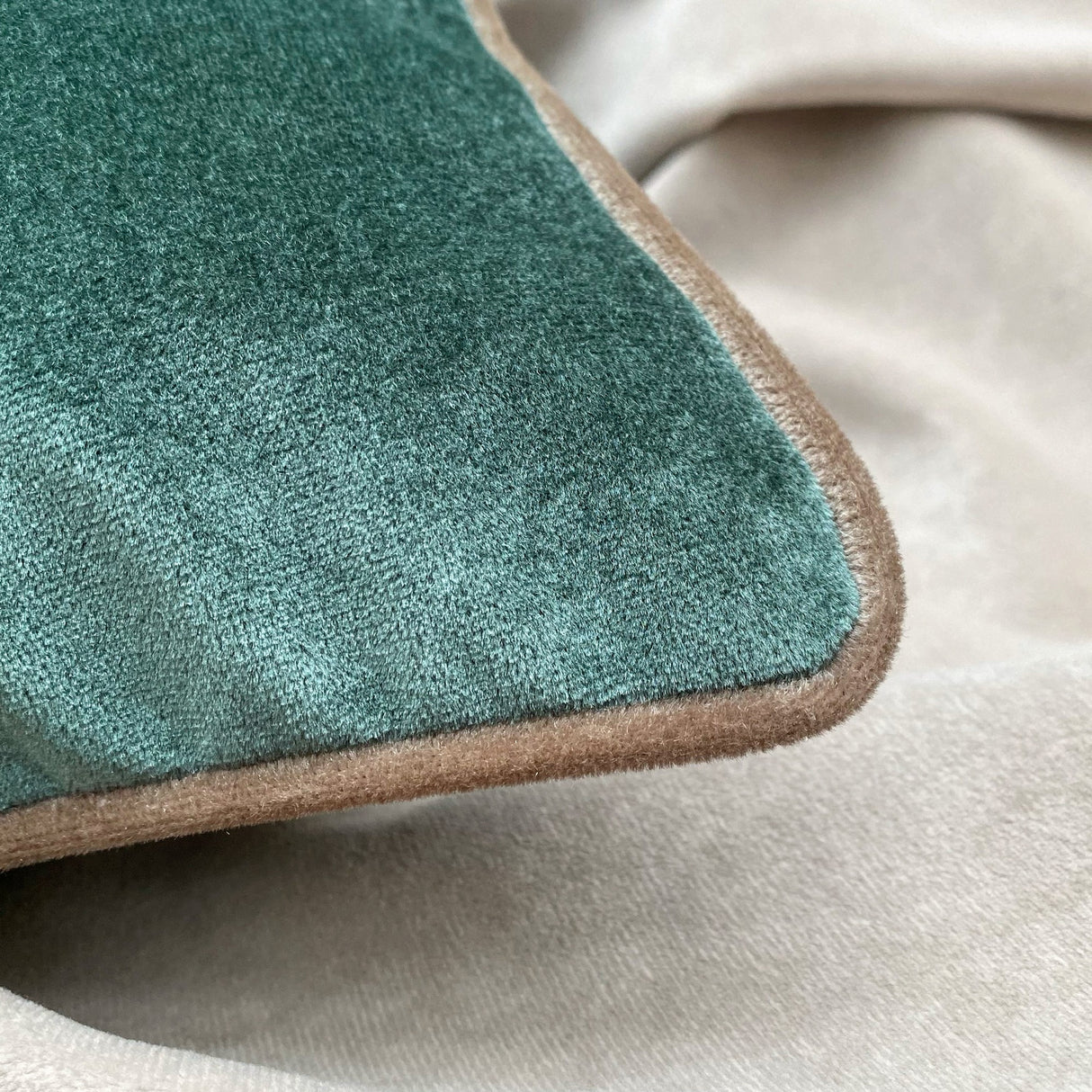 Pernă decorativă Azury Velvet Pillow With İnsert, Sea green - Gri deschis, 43x43 cm