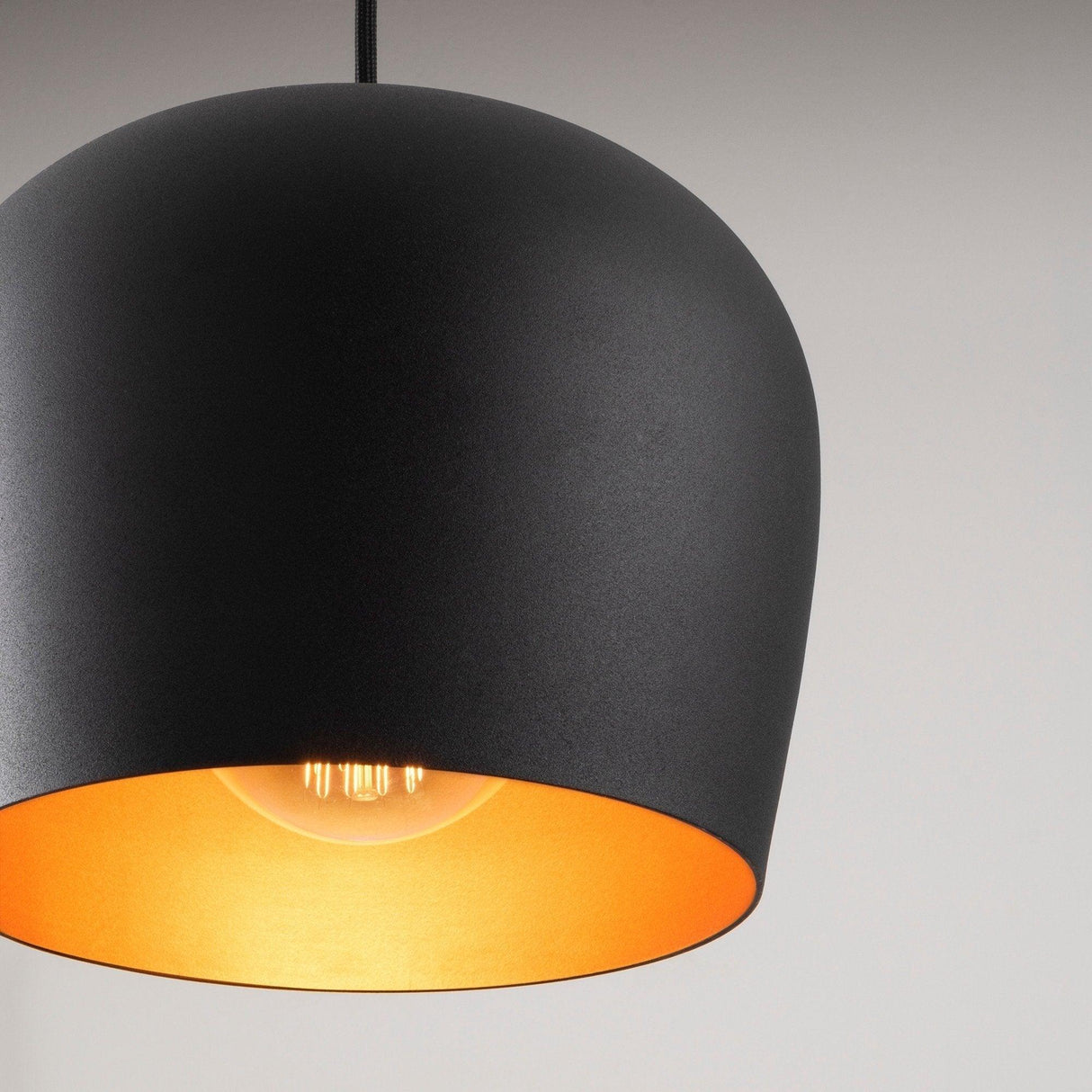 Lustra Amoetry, Negru