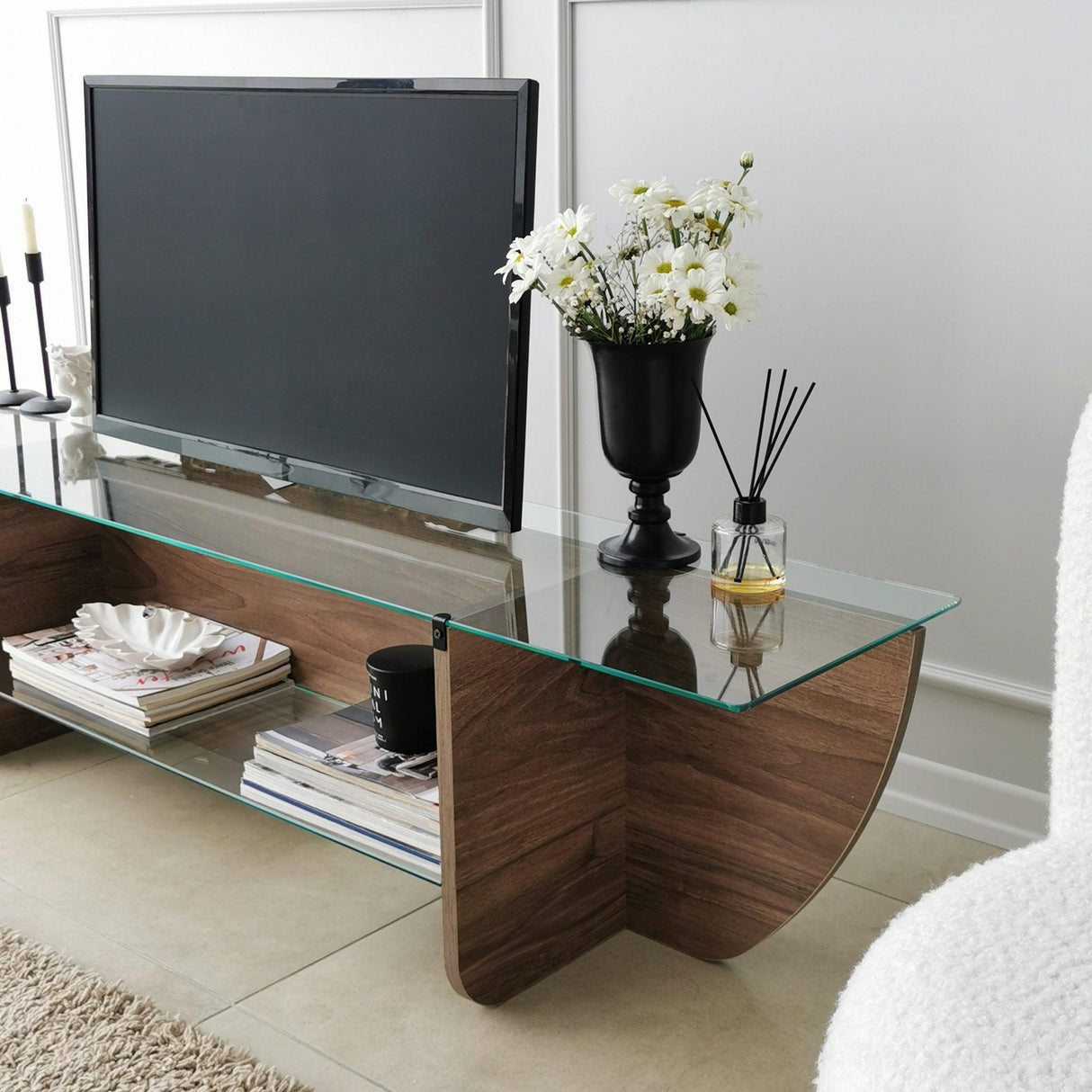Comodă TV Lily TV, Diverse culori, 158x35x40 cm - Nuc | SKU: 552NOS1604 | Comodă TV Lily TV, 158x35x40 cm, varianta Nuc, produs pentru amenajarea locuinței, disponibil online în România la CasaMob