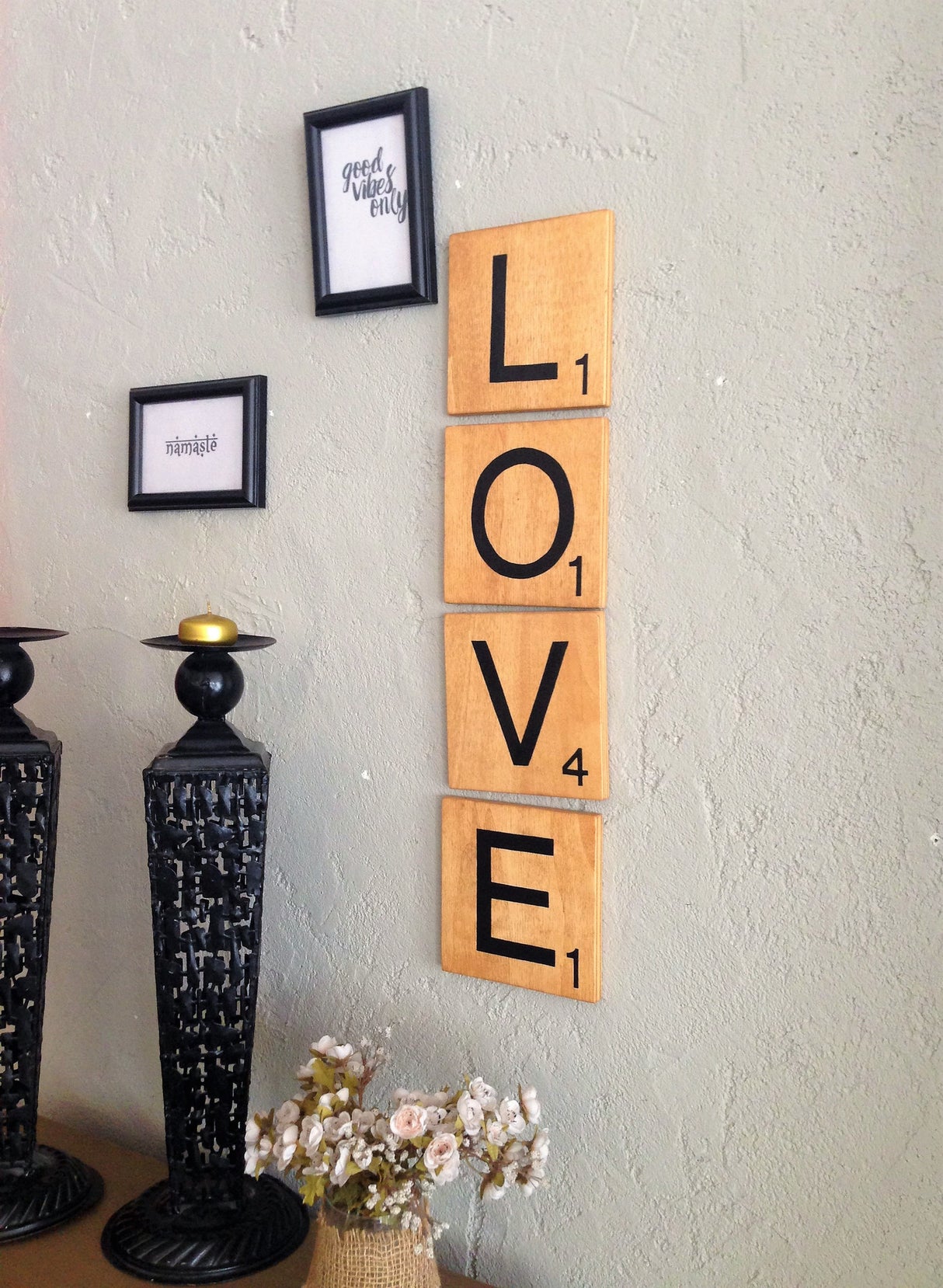 Decorațiune de perete din lemn Scrabble Love, Maro, 15x15x1 cm