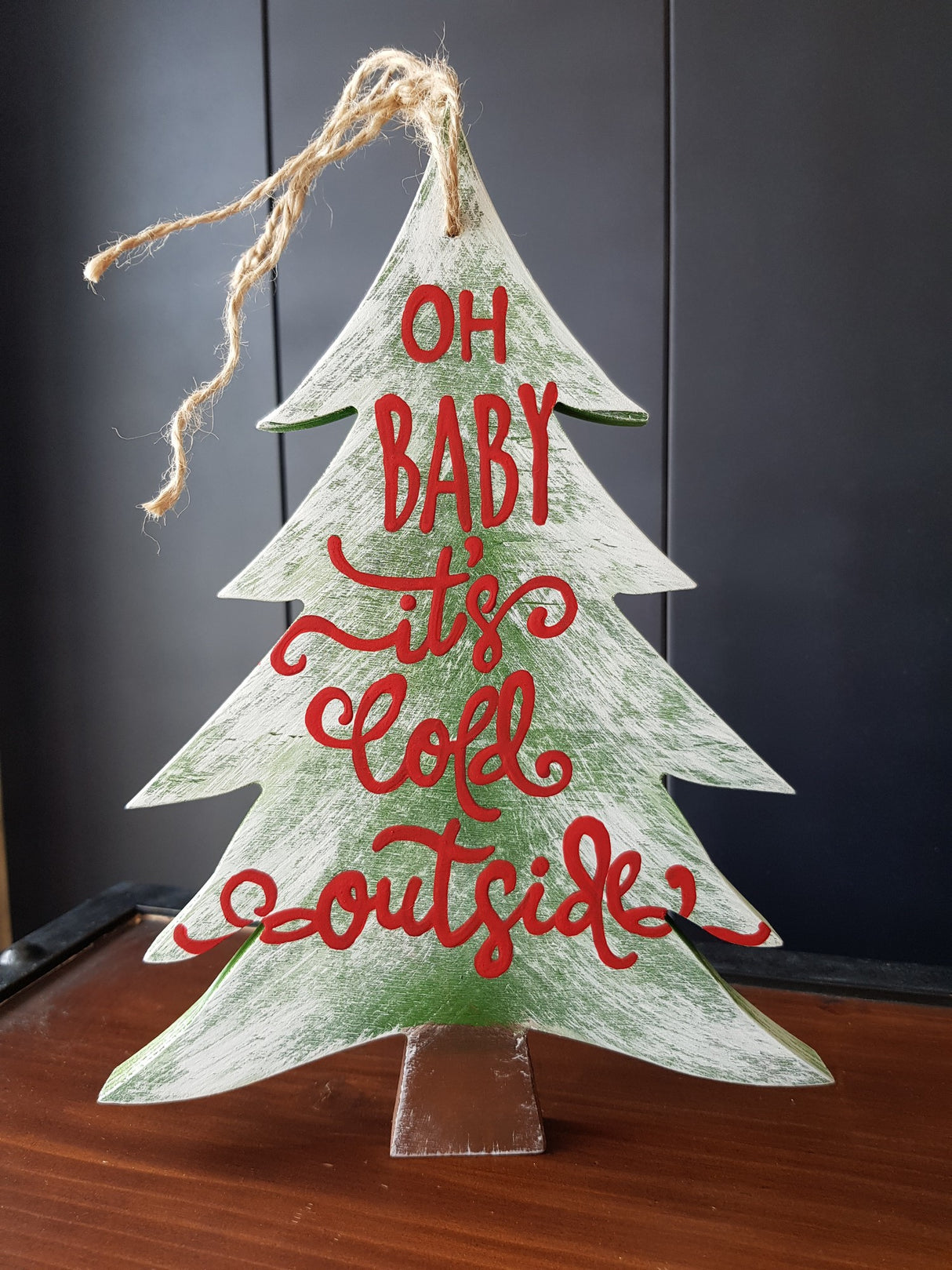 Decorațiune de perete din lemn Oh Baby Its Cold Outside, Verde, 30x23x2 cm