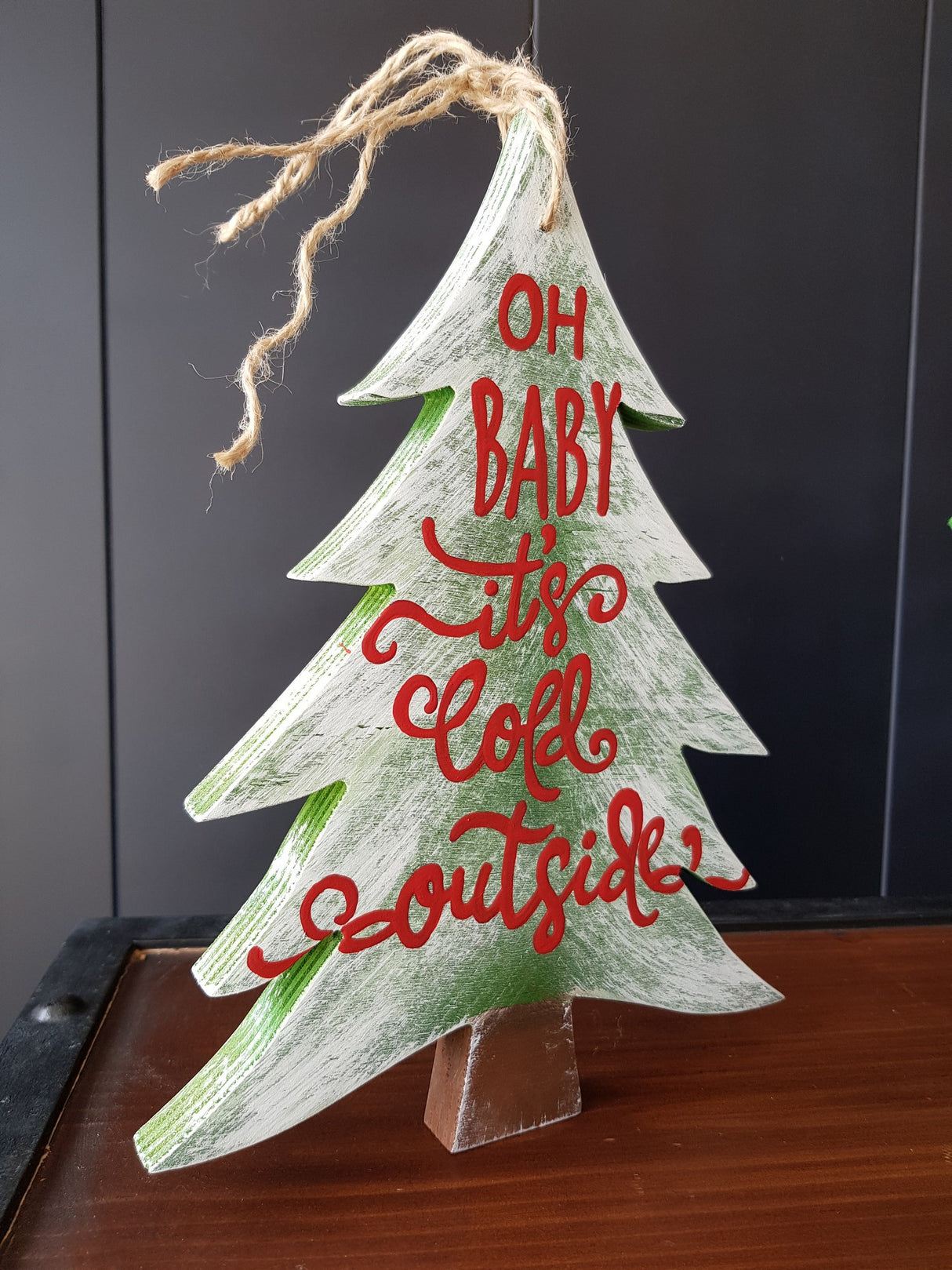 Decorațiune de perete din lemn Oh Baby Its Cold Outside, Verde, 30x23x2 cm