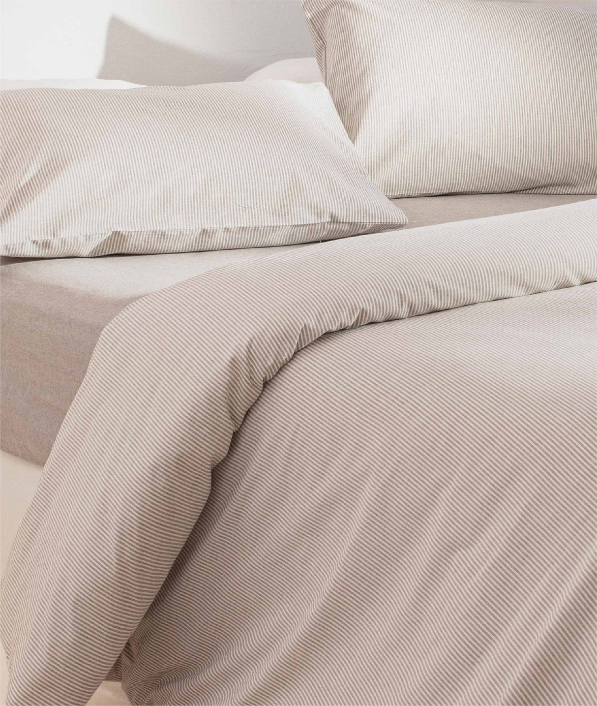 Set lenjerie de pat dublă Viento, Diverse culori, 200x220 cm - Maro - Ecru | SKU: 962ELT2107 | Set lenjerie de pat dublă Viento, 200x220 cm, varianta Maro - Ecru, produs pentru amenajarea locuinței, disponibil online în România la CasaMob