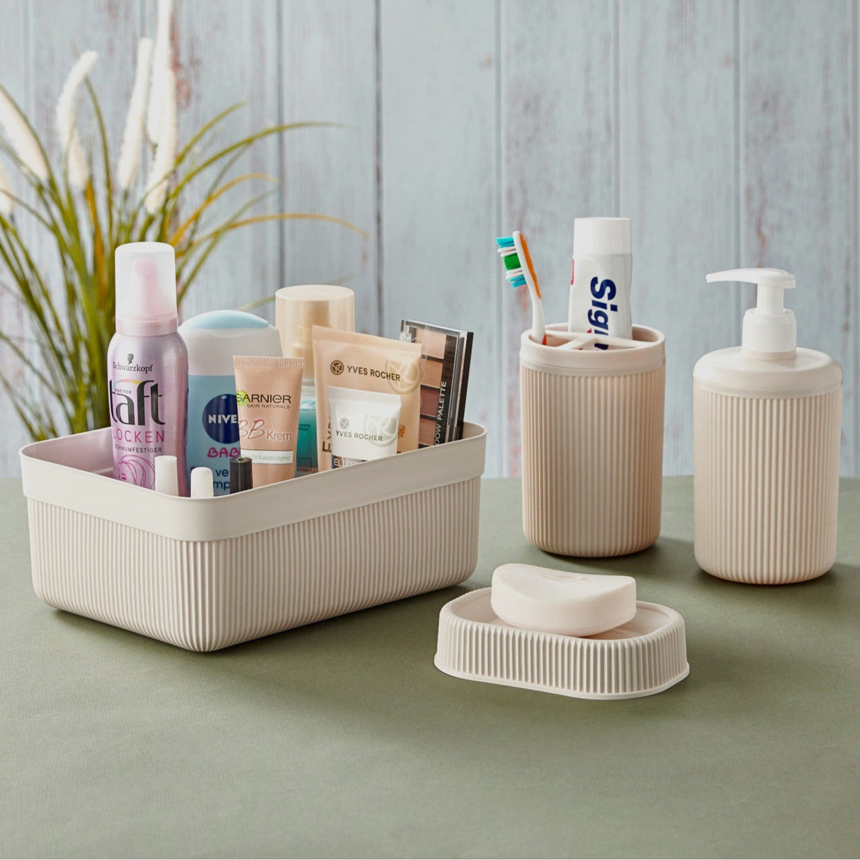 Set de baie Alesta, Diverse culori, Diverse configurații, Diverse dimensiuni - Crem - 23x17x9 cm - 4 bucăți | SKU: 967FRM1101 | Set de baie Alesta, varianta Crem - 23x17x9 cm - 4 bucăți, produs pentru amenajarea locuinței, disponibil online în România la CasaMob