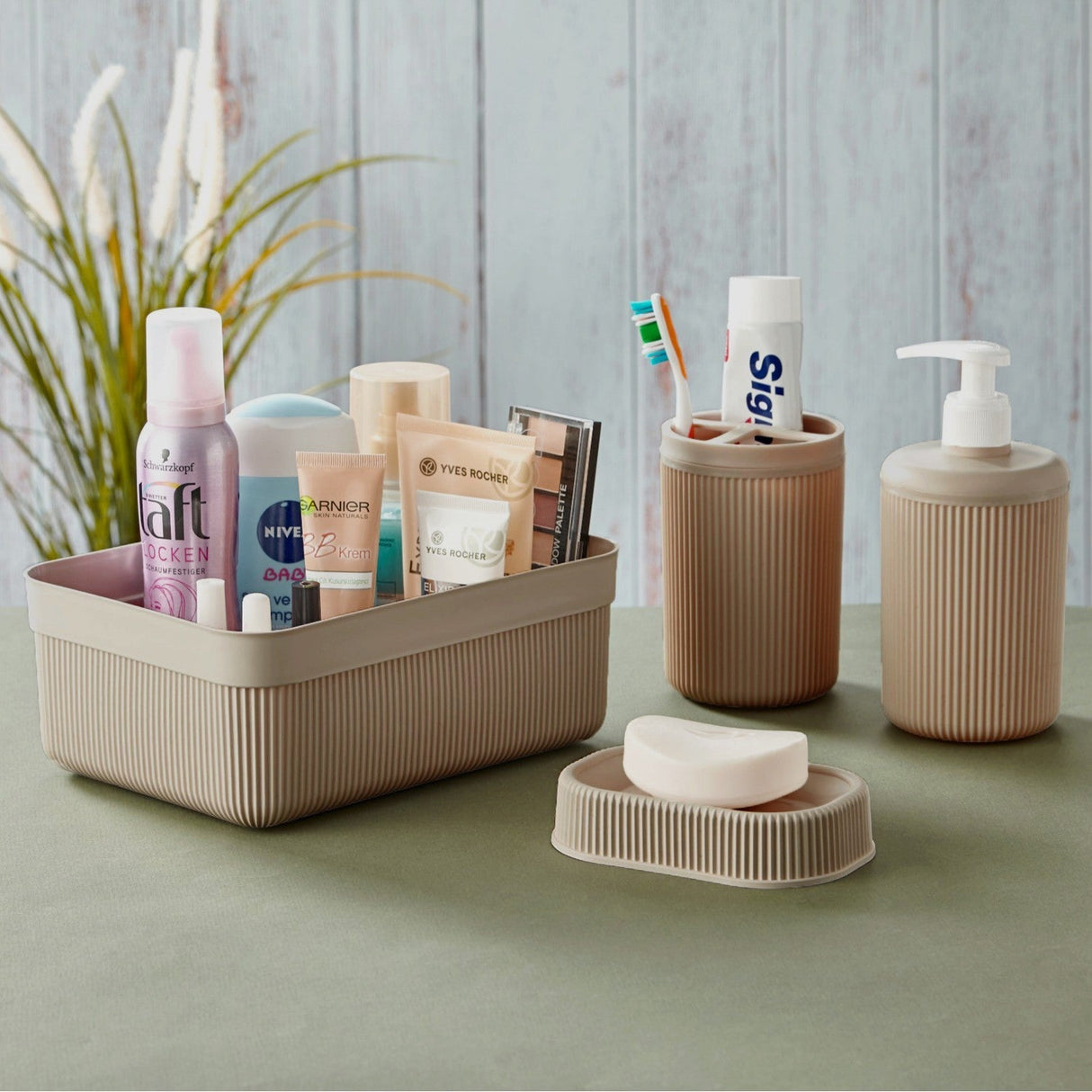 Set de baie Alesta, Diverse culori, Diverse configurații, Diverse dimensiuni - Bej - 23x17x9 cm - 4 bucăți | SKU: 967FRM1102 | Set de baie Alesta, varianta Bej - 23x17x9 cm - 4 bucăți, produs pentru amenajarea locuinței, disponibil online în România la CasaMob