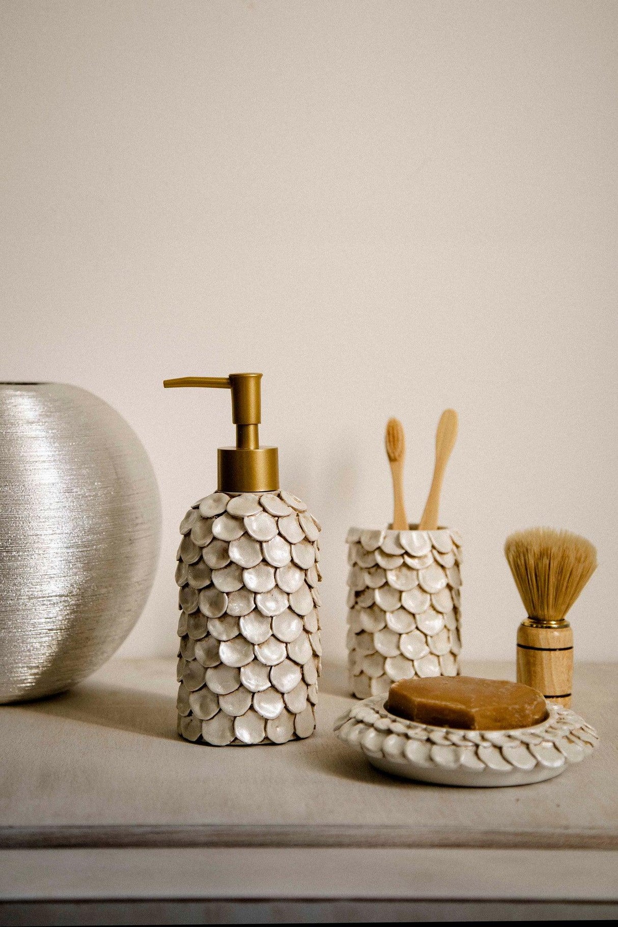 Set de Baie Lux Lindy, Dozator de sapun, Perie, Suport de periuta de dinti, Sapuniera, Coș de Gunoi, Crem, 20.5x20.5x23 cm